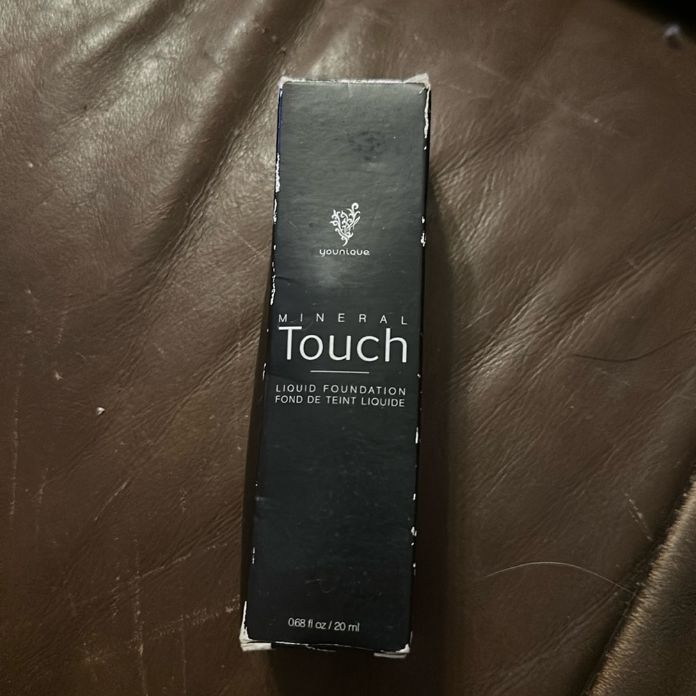 You pique Mineral Touch Liquid Foundation, color Cashmere